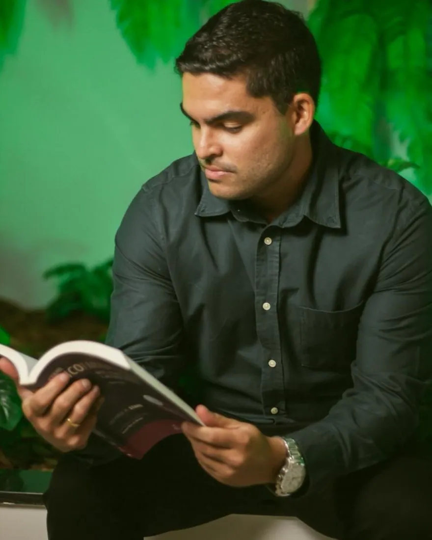 Dr. João Pedro Gomes lendo um livro de neurologia